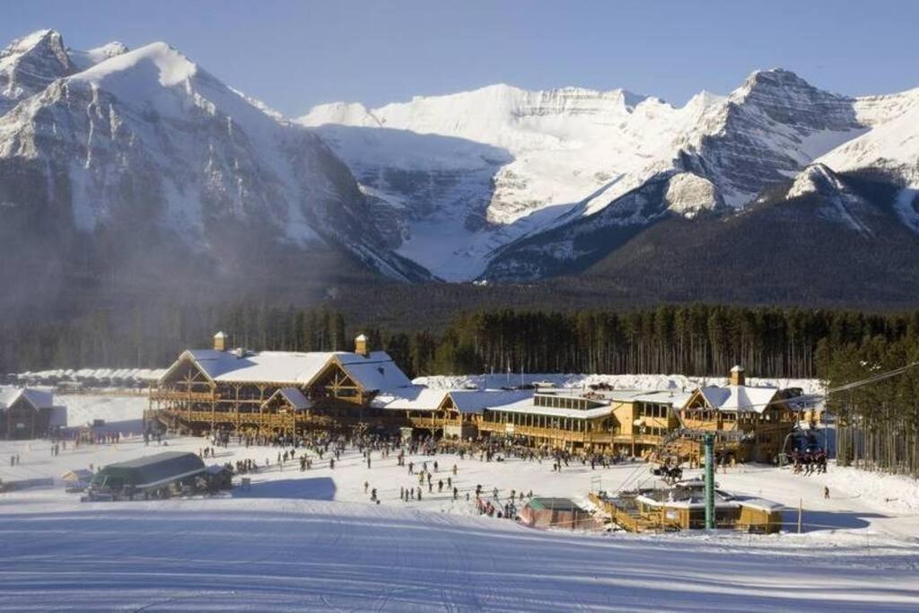 Luxury Fire Mountain Lodge, Outdoor Hot Tub, Parking, Fast WiFi!