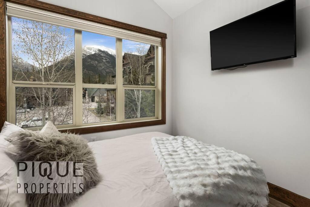 Luxury Fire Mountain Lodge, Outdoor Hot Tub, Parking, Fast WiFi!