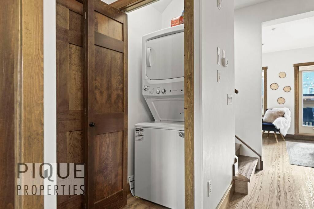 Luxury Fire Mountain Lodge, Outdoor Hot Tub, Parking, Fast WiFi!