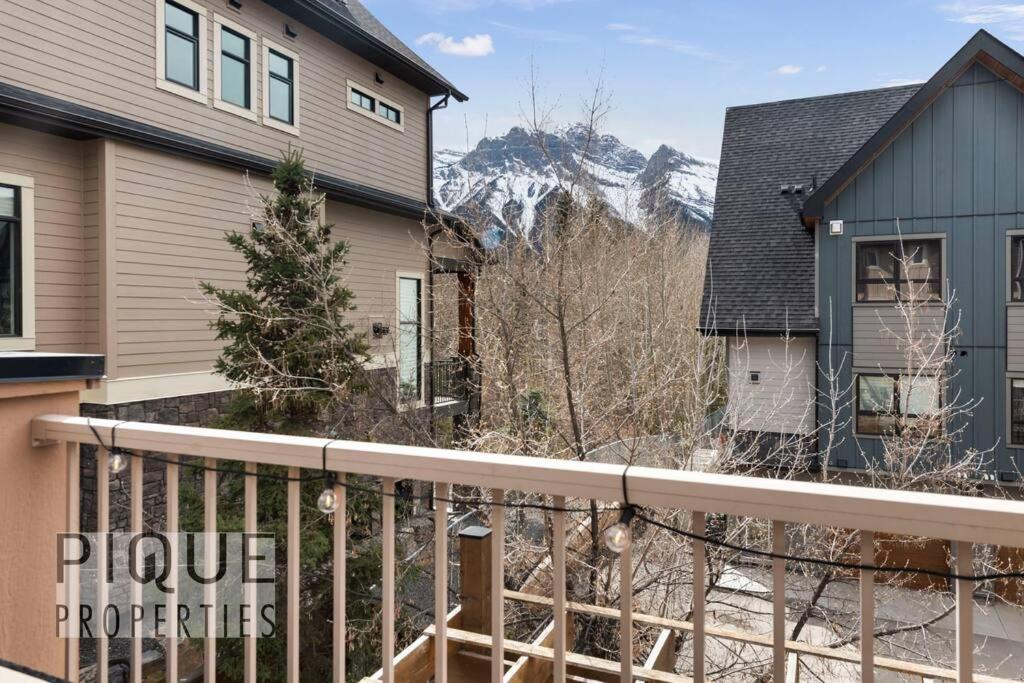 Luxury Fire Mountain Lodge, Outdoor Hot Tub, Parking, Fast WiFi!