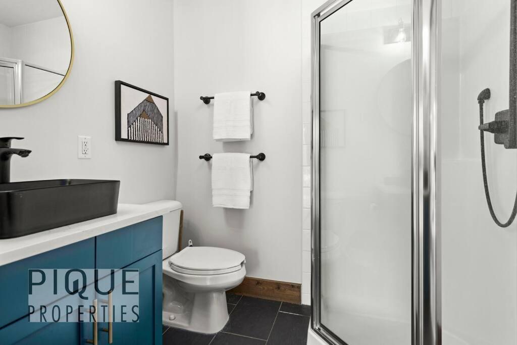 Luxury Fire Mountain Lodge, Outdoor Hot Tub, Parking, Fast WiFi!