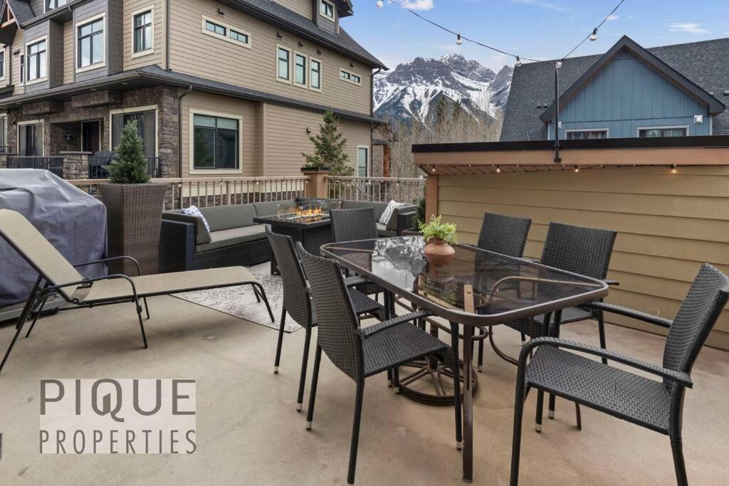 Luxury Fire Mountain Lodge, Outdoor Hot Tub, Parking, Fast WiFi!