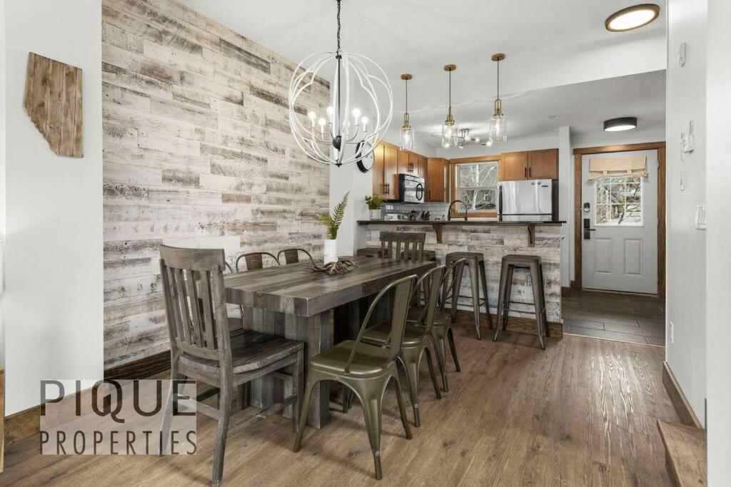 Luxury Fire Mountain Lodge, Outdoor Hot Tub, Parking, Fast WiFi!