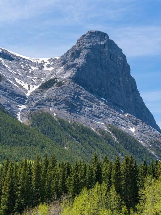 Luxury Fire Mountain Lodge, Outdoor Hot Tub, Parking, Fast WiFi!