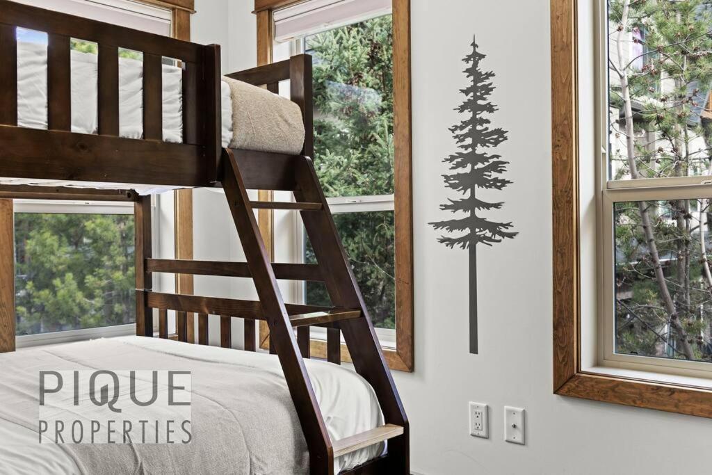 Luxury Fire Mountain Lodge, Outdoor Hot Tub, Parking, Fast WiFi!