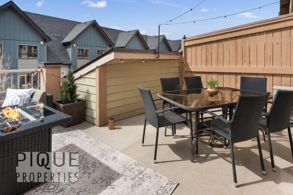 Luxury Fire Mountain Lodge, Outdoor Hot Tub, Parking, Fast WiFi!