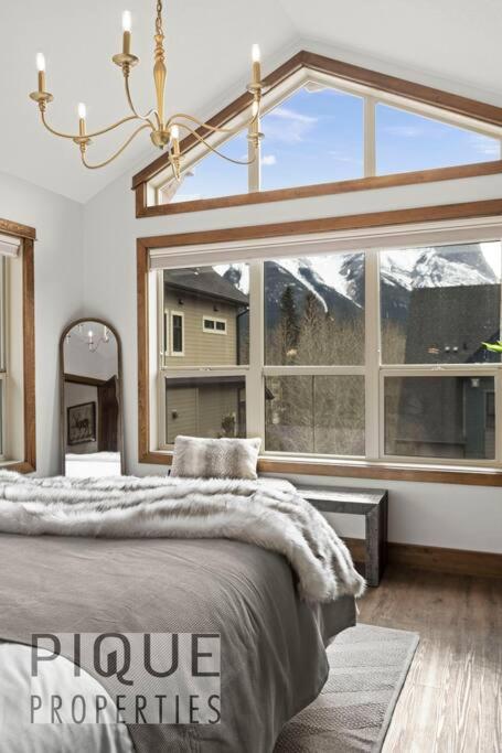 Luxury Fire Mountain Lodge, Outdoor Hot Tub, Parking, Fast WiFi!