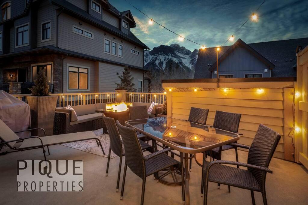 Luxury Fire Mountain Lodge, Outdoor Hot Tub, Parking, Fast WiFi!