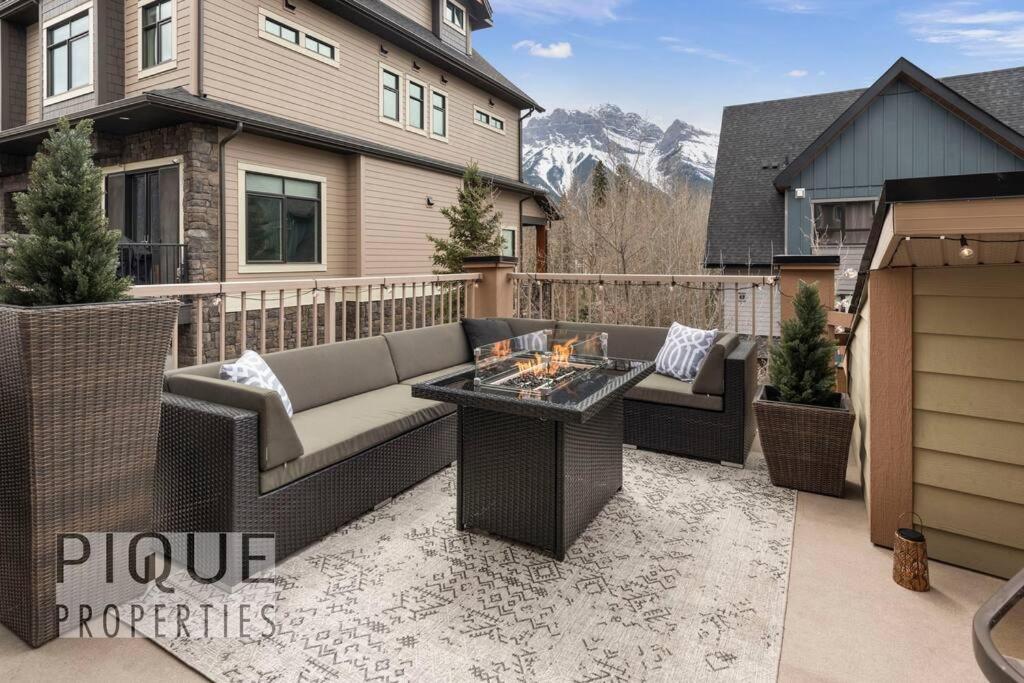Luxury Fire Mountain Lodge, Outdoor Hot Tub, Parking, Fast WiFi!