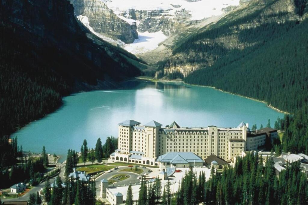 Luxury Fire Mountain Lodge, Outdoor Hot Tub, Parking, Fast WiFi!