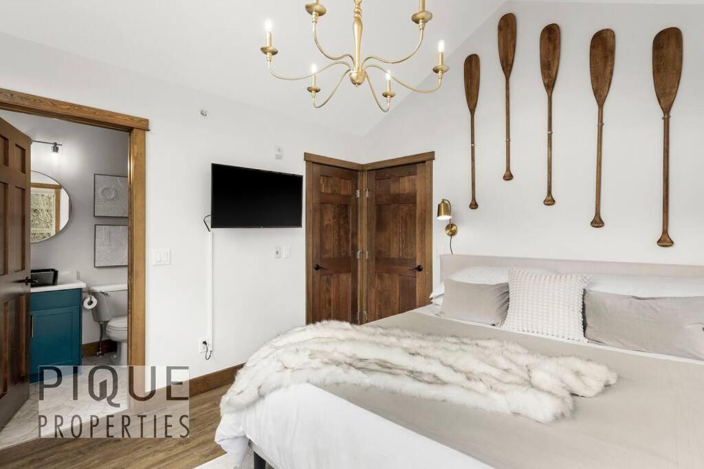 Luxury Fire Mountain Lodge, Outdoor Hot Tub, Parking, Fast WiFi!