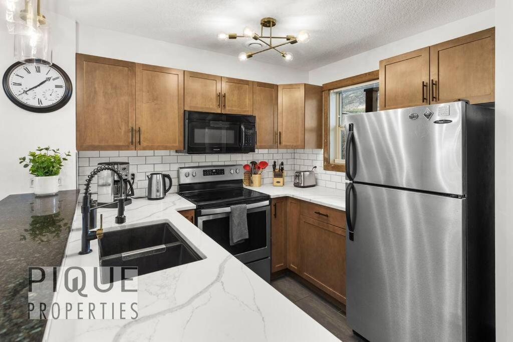 Luxury Fire Mountain Lodge, Outdoor Hot Tub, Parking, Fast WiFi!