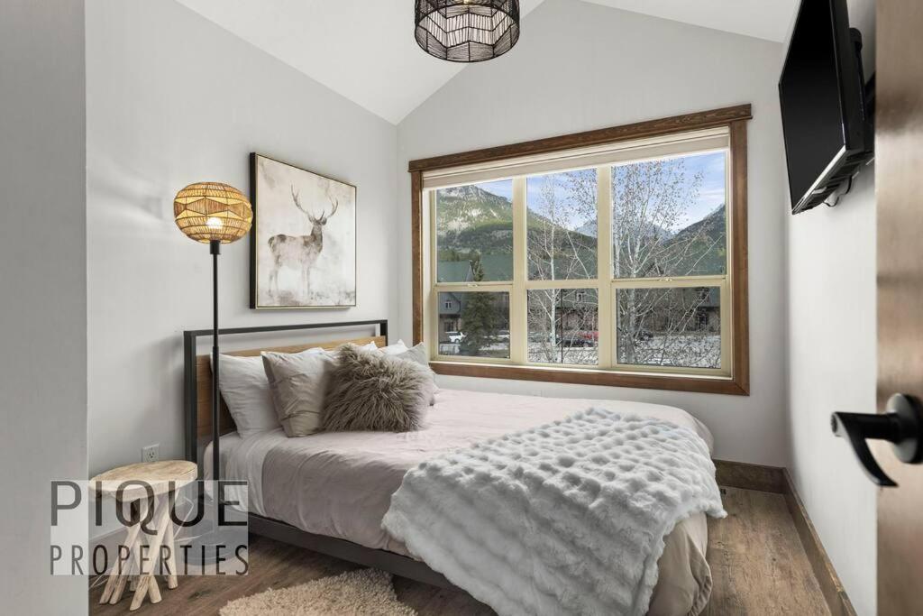 Luxury Fire Mountain Lodge, Outdoor Hot Tub, Parking, Fast WiFi!
