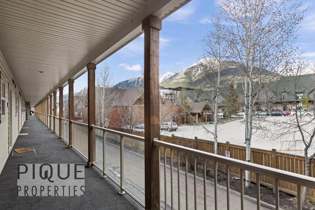 Luxury Fire Mountain Lodge, Outdoor Hot Tub, Parking, Fast WiFi!