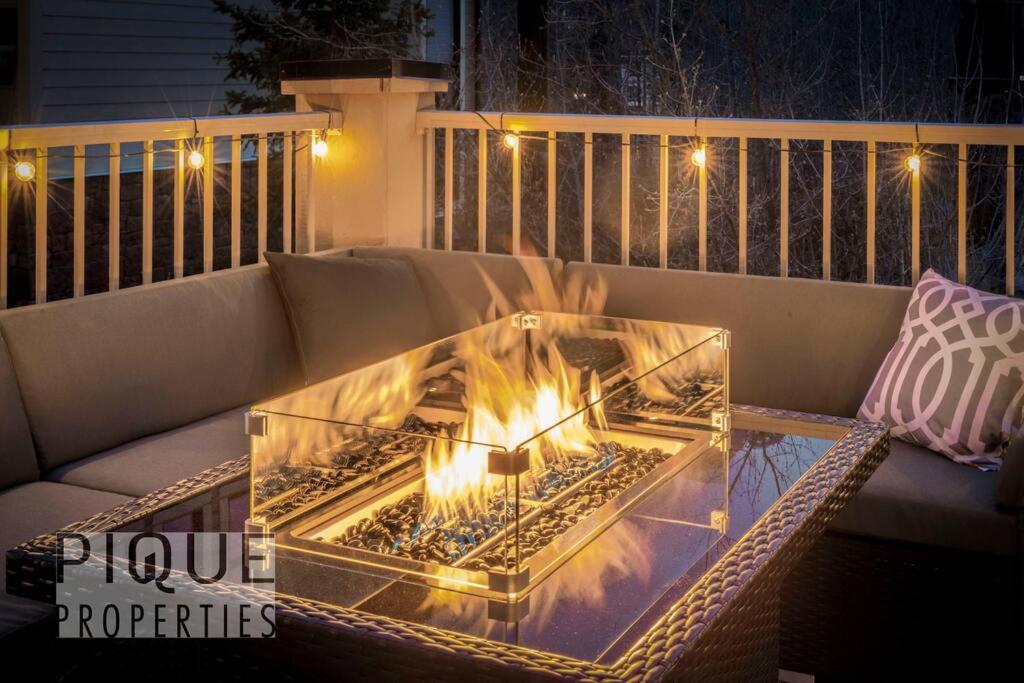 Luxury Fire Mountain Lodge, Outdoor Hot Tub, Parking, Fast WiFi!