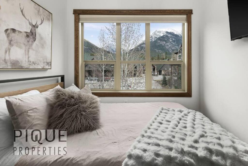 Luxury Fire Mountain Lodge, Outdoor Hot Tub, Parking, Fast WiFi!