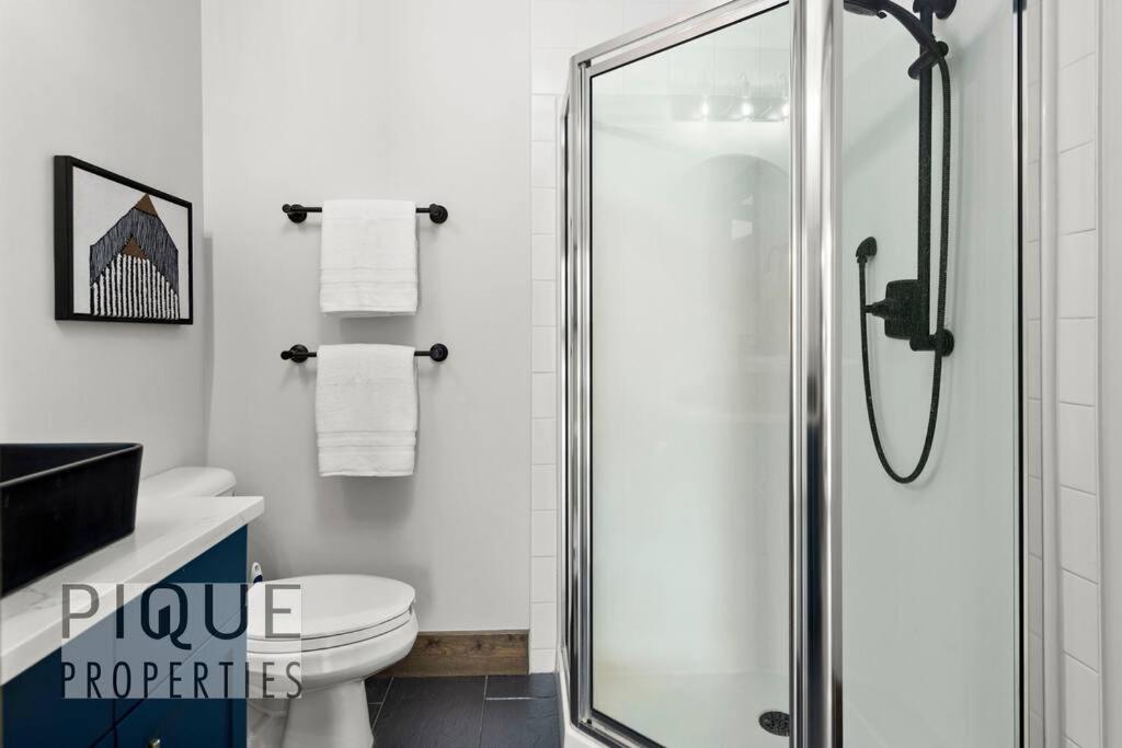 Luxury Fire Mountain Lodge, Outdoor Hot Tub, Parking, Fast WiFi!