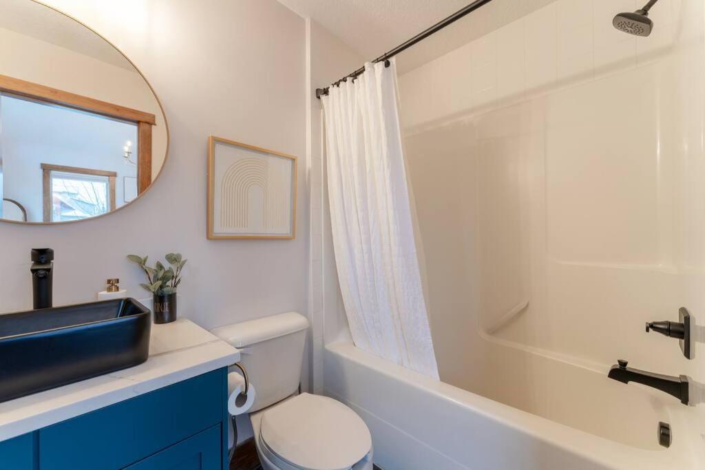 Luxury Fire Mountain Lodge, Outdoor Hot Tub, Parking, Fast WiFi!
