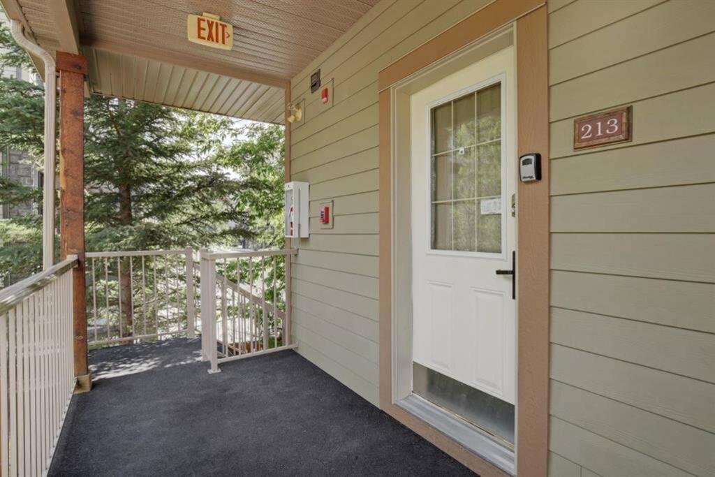 Luxury Fire Mountain Lodge, Outdoor Hot Tub, Parking, Fast WiFi!