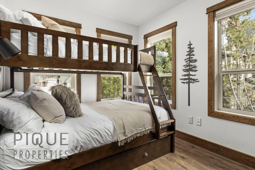 Luxury Fire Mountain Lodge, Outdoor Hot Tub, Parking, Fast WiFi!