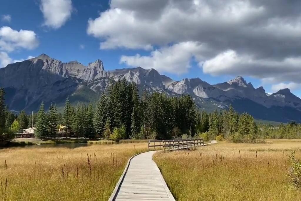Luxury Fire Mountain Lodge, Outdoor Hot Tub, Parking, Fast WiFi!