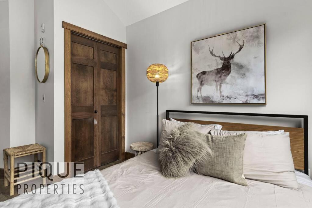 Luxury Fire Mountain Lodge, Outdoor Hot Tub, Parking, Fast WiFi!