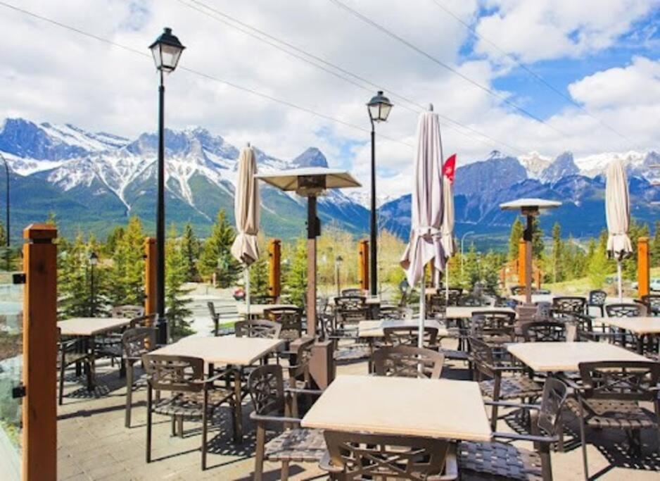 Luxury Fire Mountain Lodge, Outdoor Hot Tub, Parking, Fast WiFi!