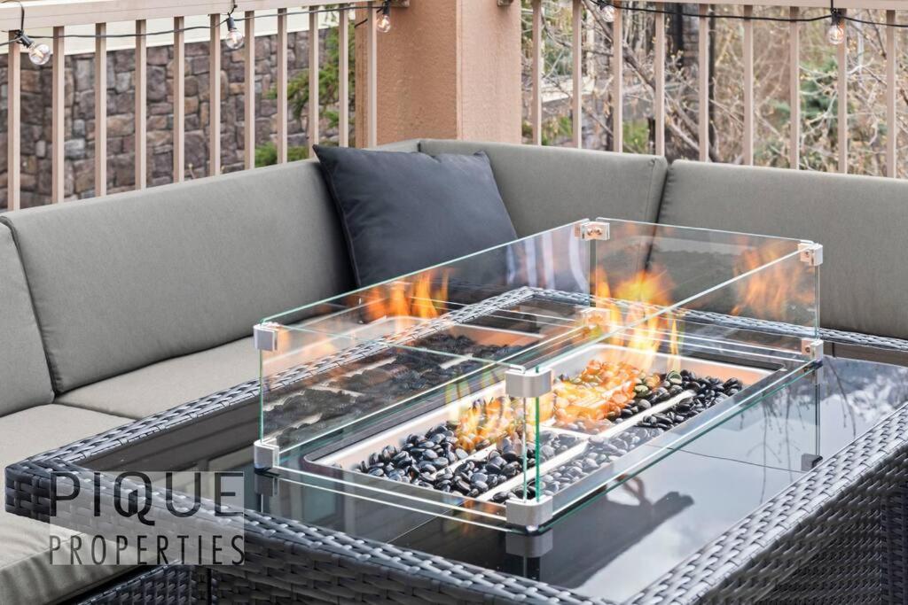 Luxury Fire Mountain Lodge, Outdoor Hot Tub, Parking, Fast WiFi!