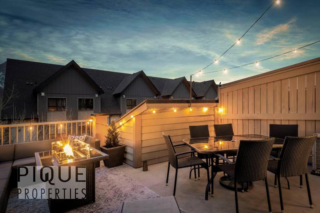 Luxury Fire Mountain Lodge, Outdoor Hot Tub, Parking, Fast WiFi!
