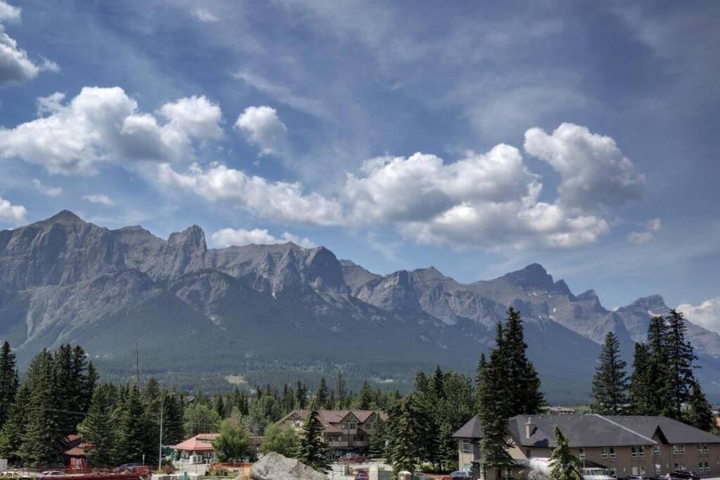 Luxury Fire Mountain Lodge, Outdoor Hot Tub, Parking, Fast WiFi!
