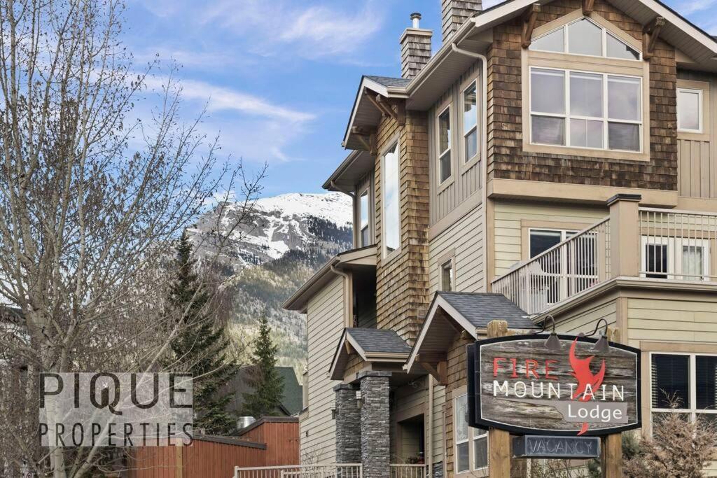 Luxury Fire Mountain Lodge, Outdoor Hot Tub, Parking, Fast WiFi!