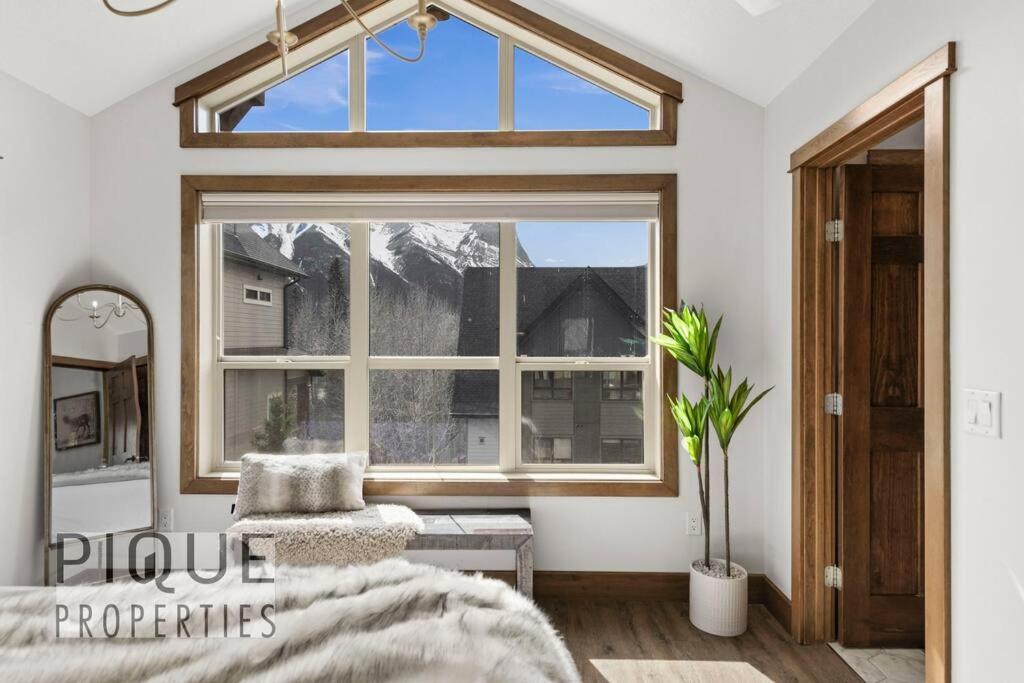 Luxury Fire Mountain Lodge, Outdoor Hot Tub, Parking, Fast WiFi!