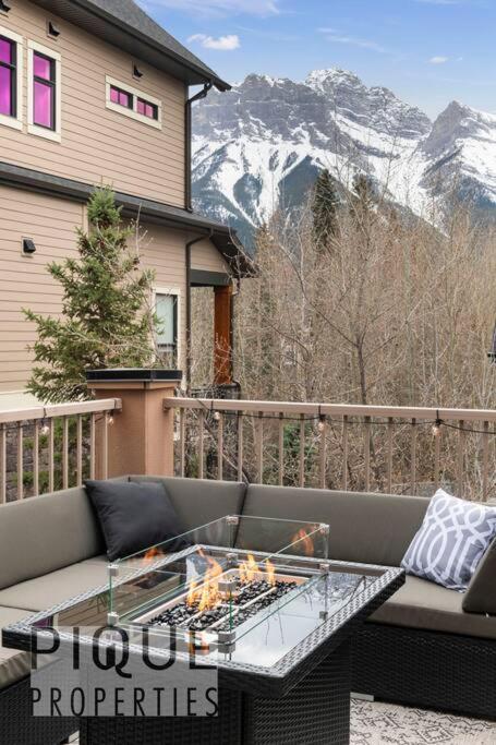 Luxury Fire Mountain Lodge, Outdoor Hot Tub, Parking, Fast WiFi!