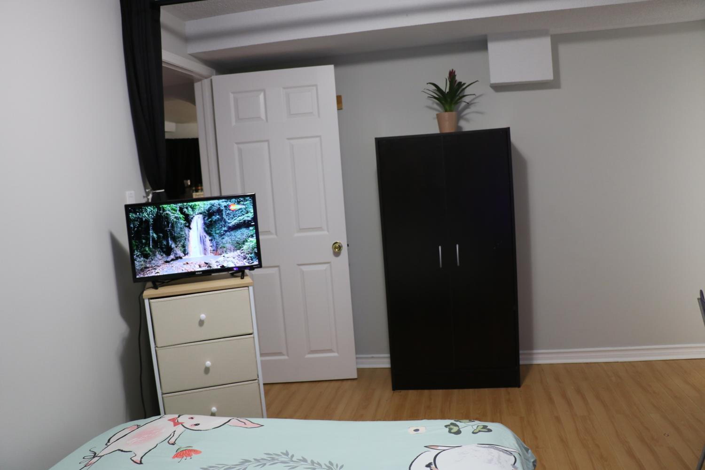 Your Own Suite-Modern Charm Hideaway Near Tor Airpt