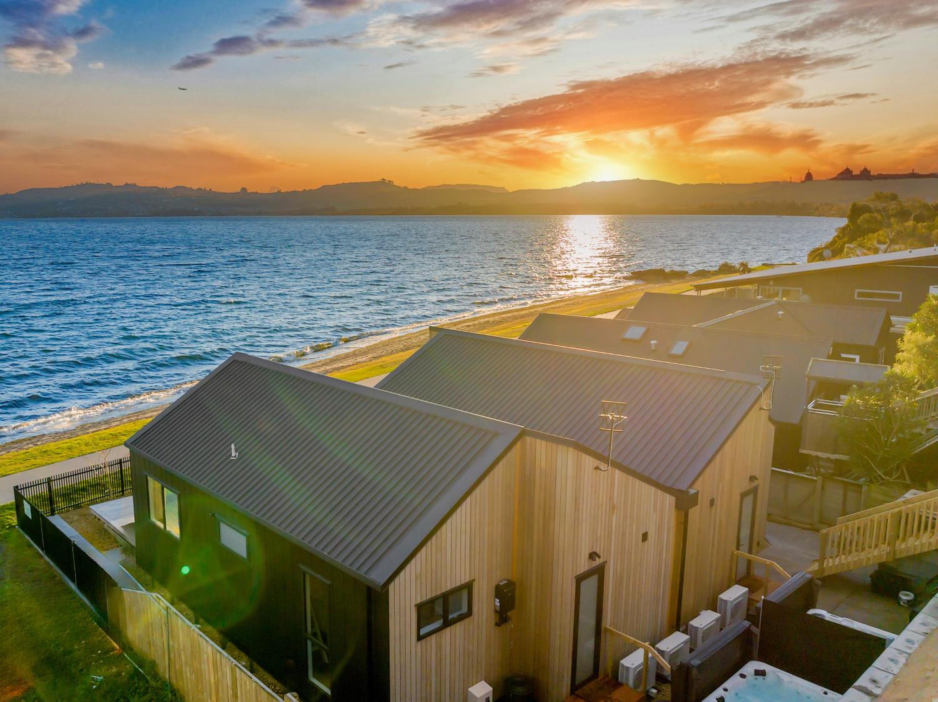 Taupo Vacations - Premium Lakefront Unit Spa Pool - Property Image 2