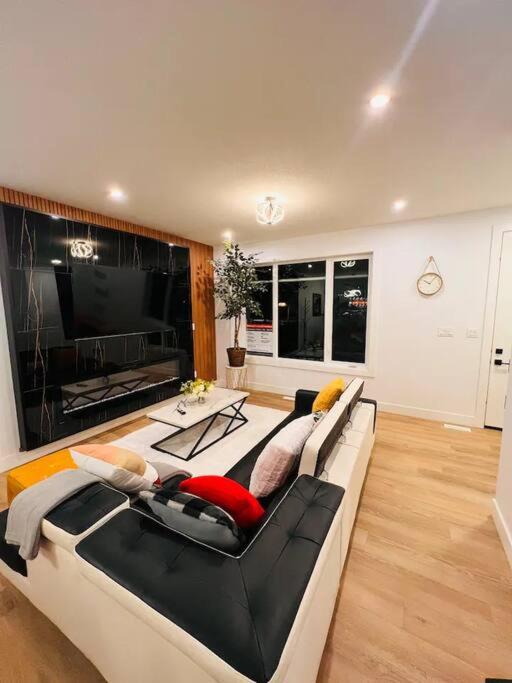 M19 Stylish Modern Downtown Home