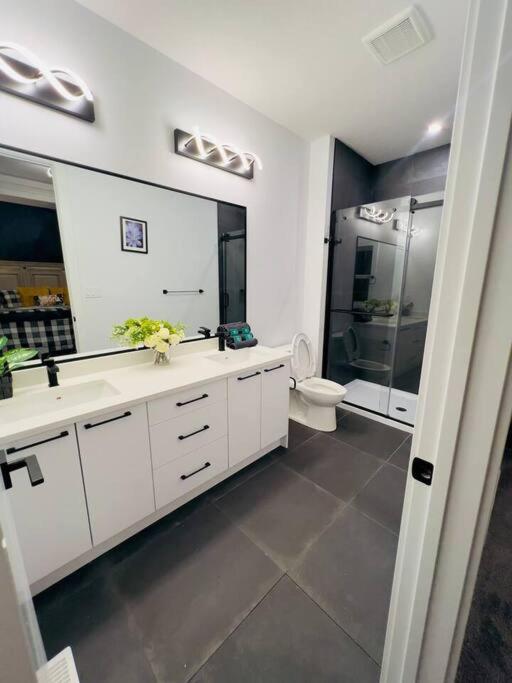 M19 Stylish Modern Downtown Home