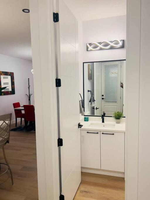 M19 Stylish Modern Downtown Home