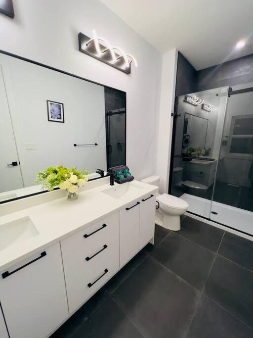M19 Stylish Modern Downtown Home