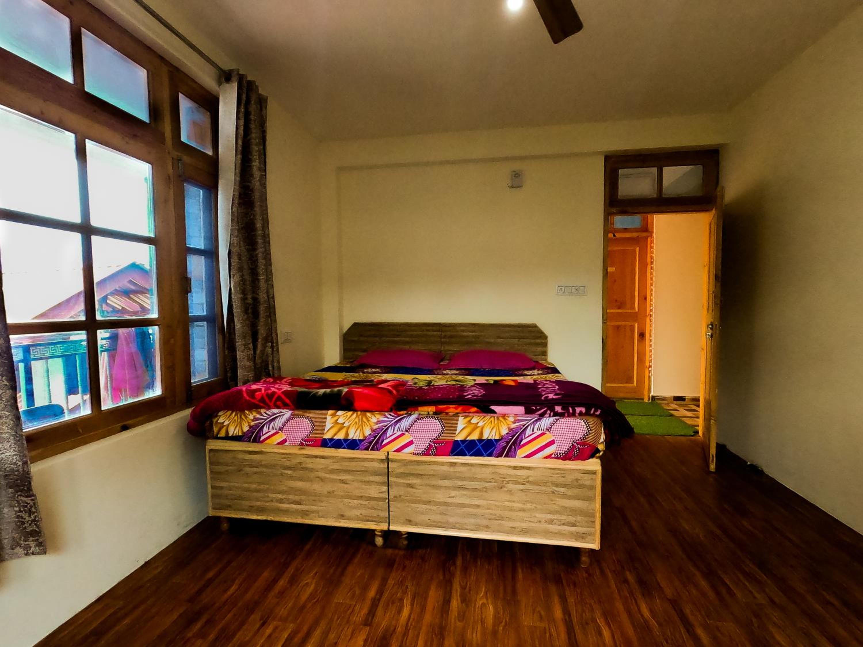 Himalayan homestay manali view 4