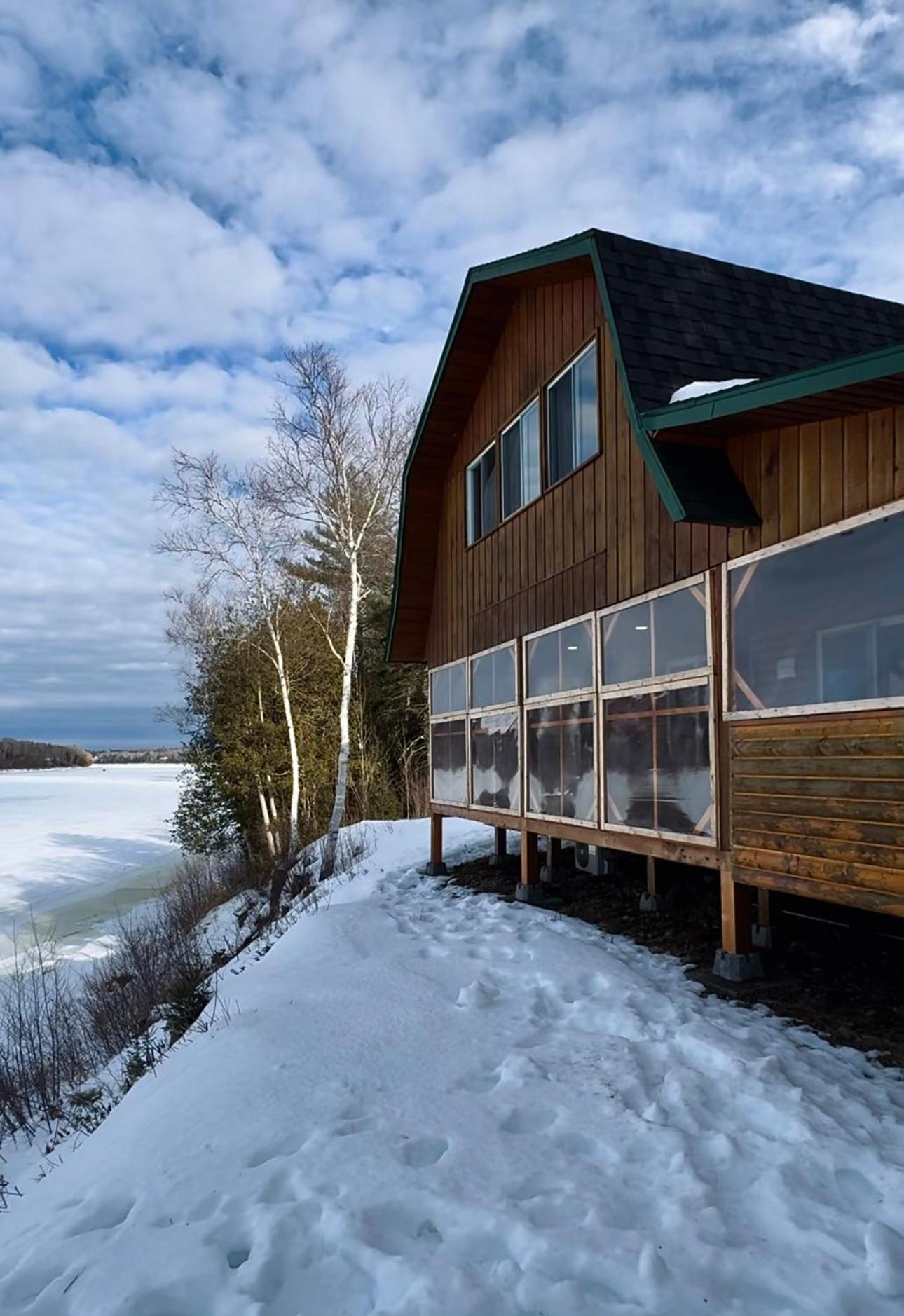 Knotty Pines 4 Bedroom with Waterfront Views