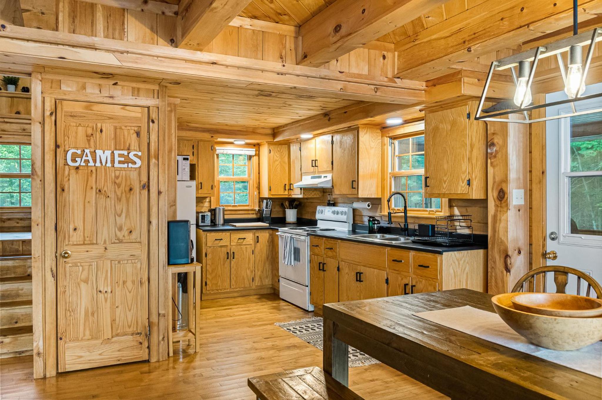Knotty Pines 4 Bedroom with Waterfront Views