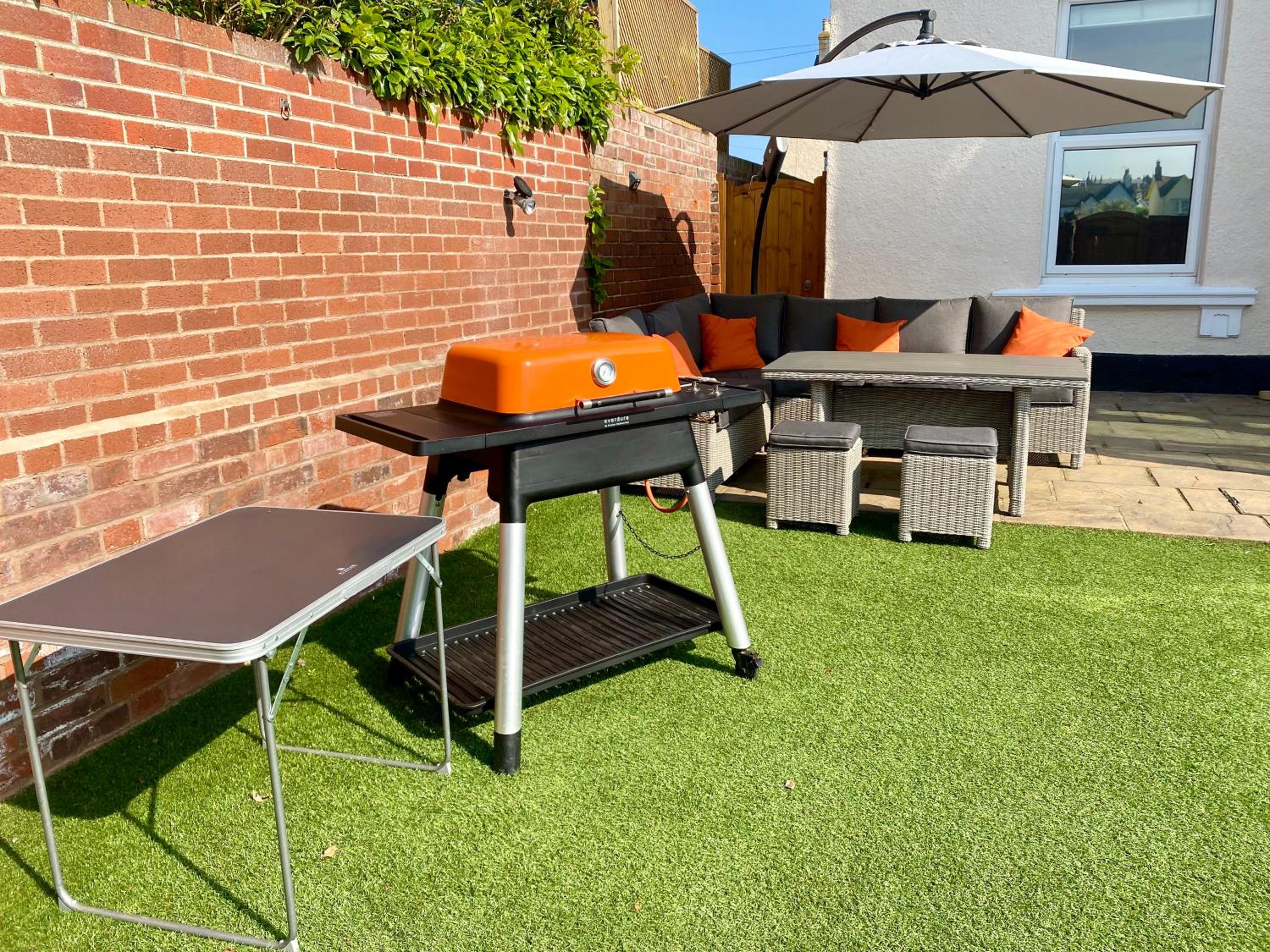 Dog friendly home close to the beach and the town