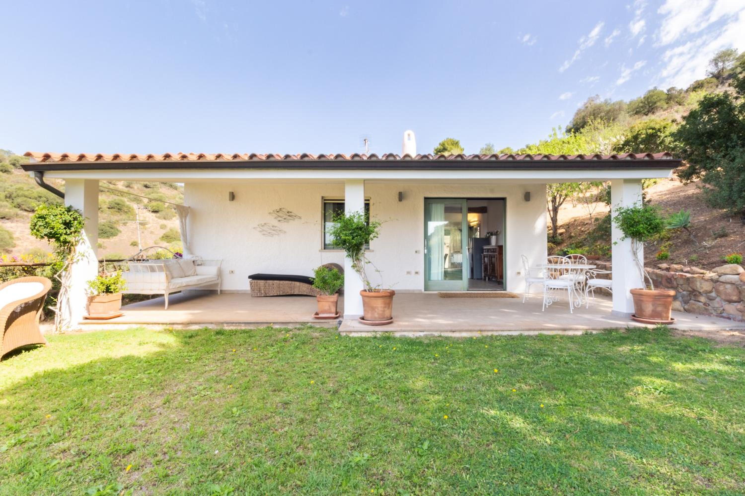 Villa Maffi - spaziosa, vista mare e parcheggio view 2