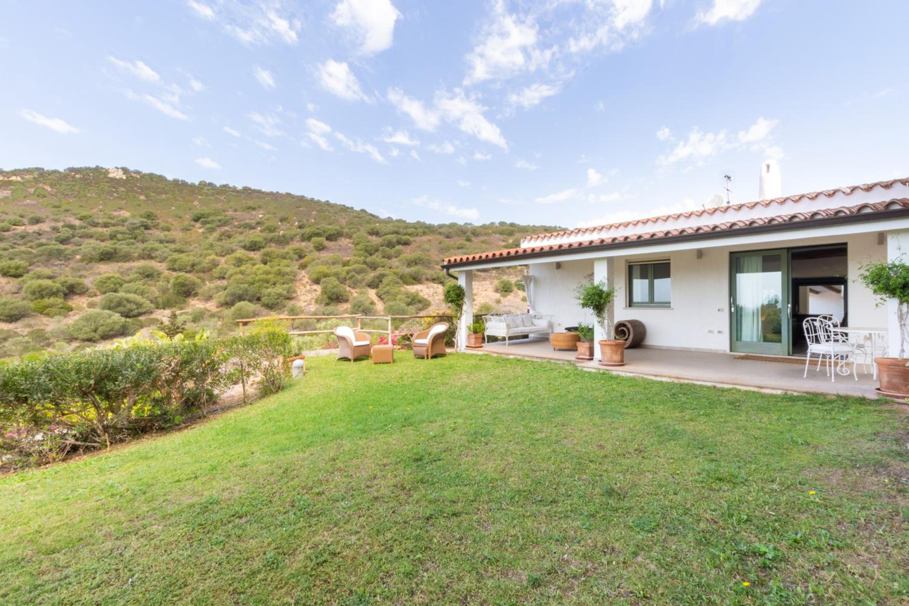 Villa Maffi - spaziosa, vista mare e parcheggio view 3