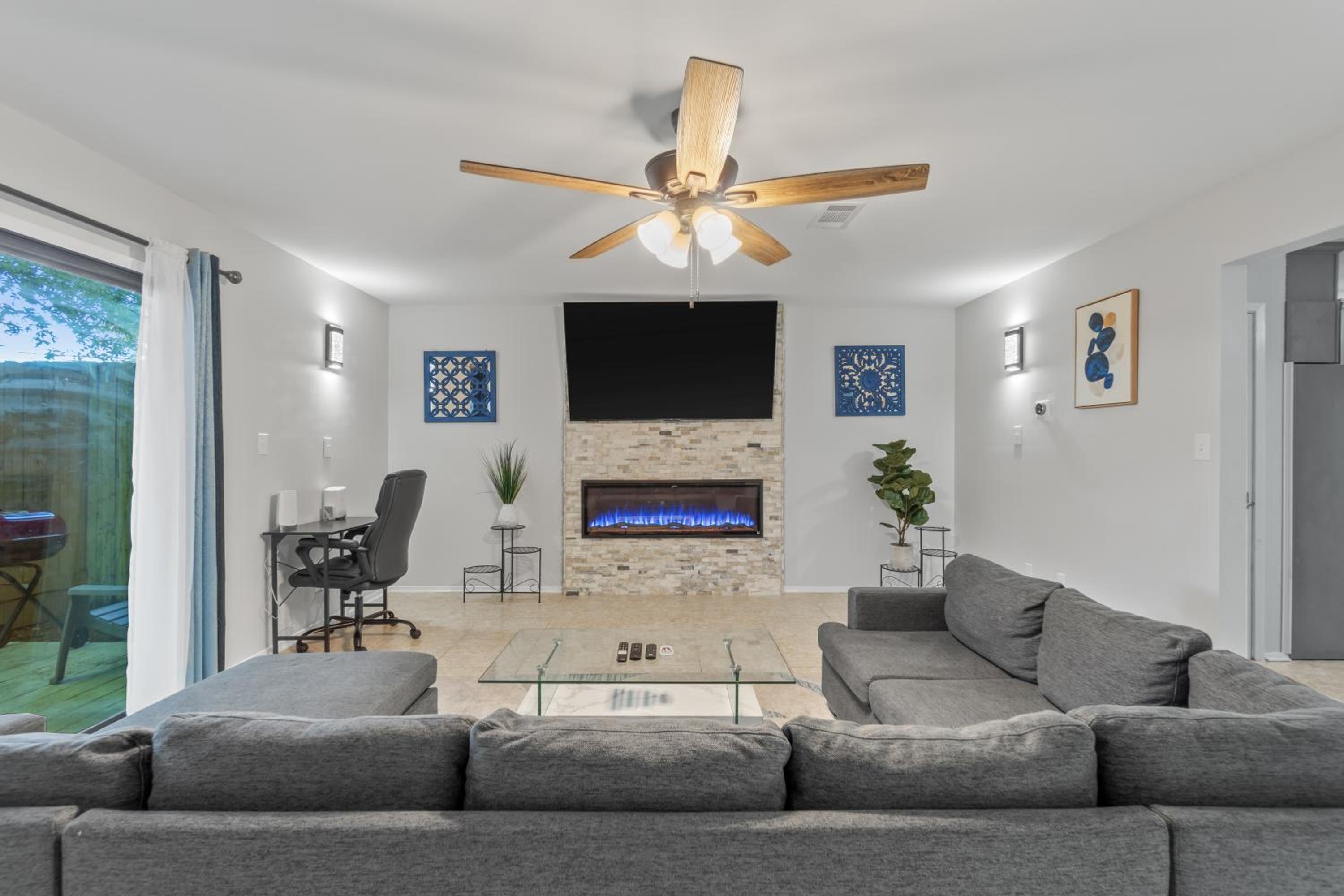 Luxury Beach House, 2King Beds,75 inch Tv, 4Bedroom view 4