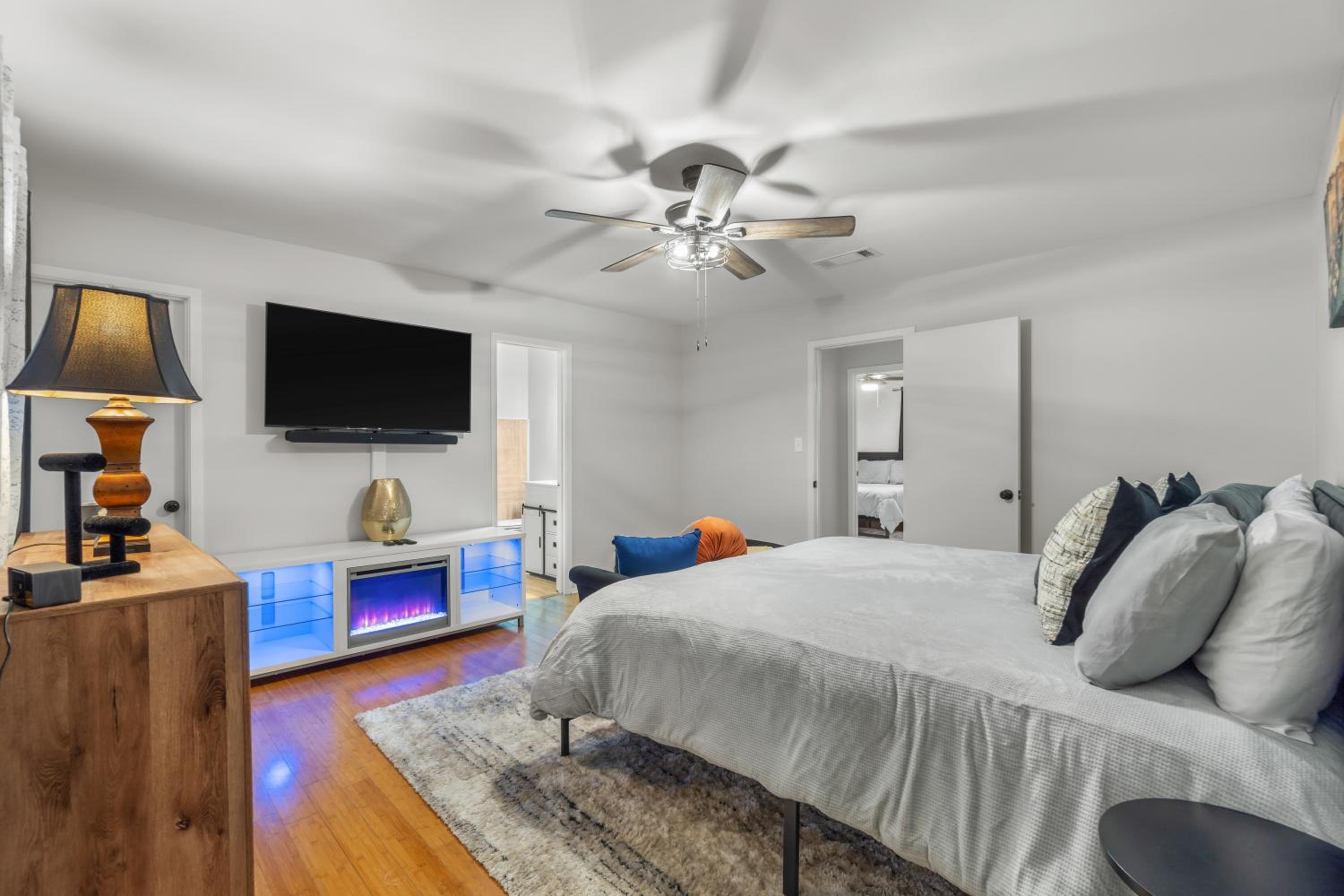 Luxury Beach House, 2King Beds,75 inch Tv, 4Bedroom view 5