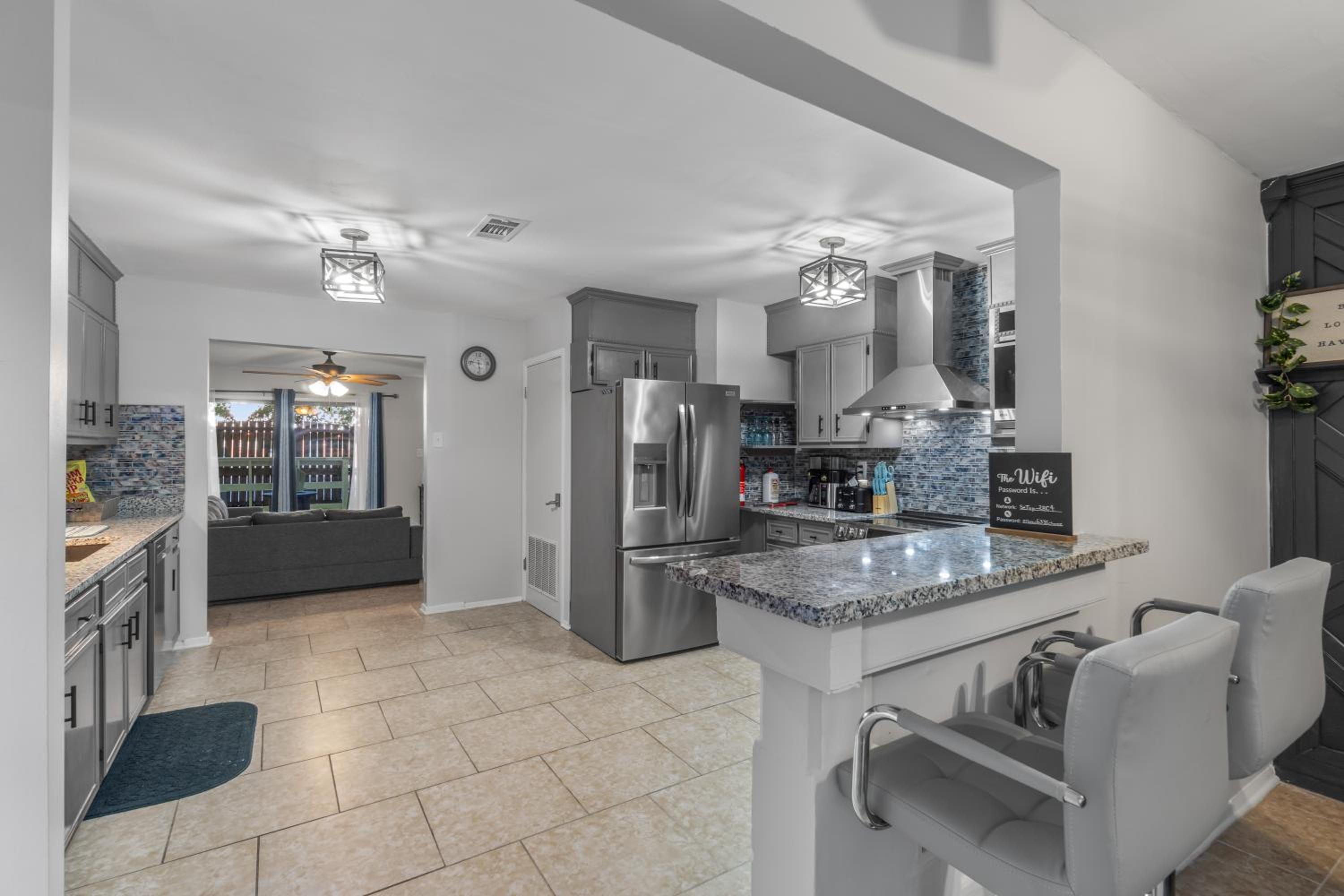 Luxury Beach House, 2King Beds,75 inch Tv, 4Bedroom view 3