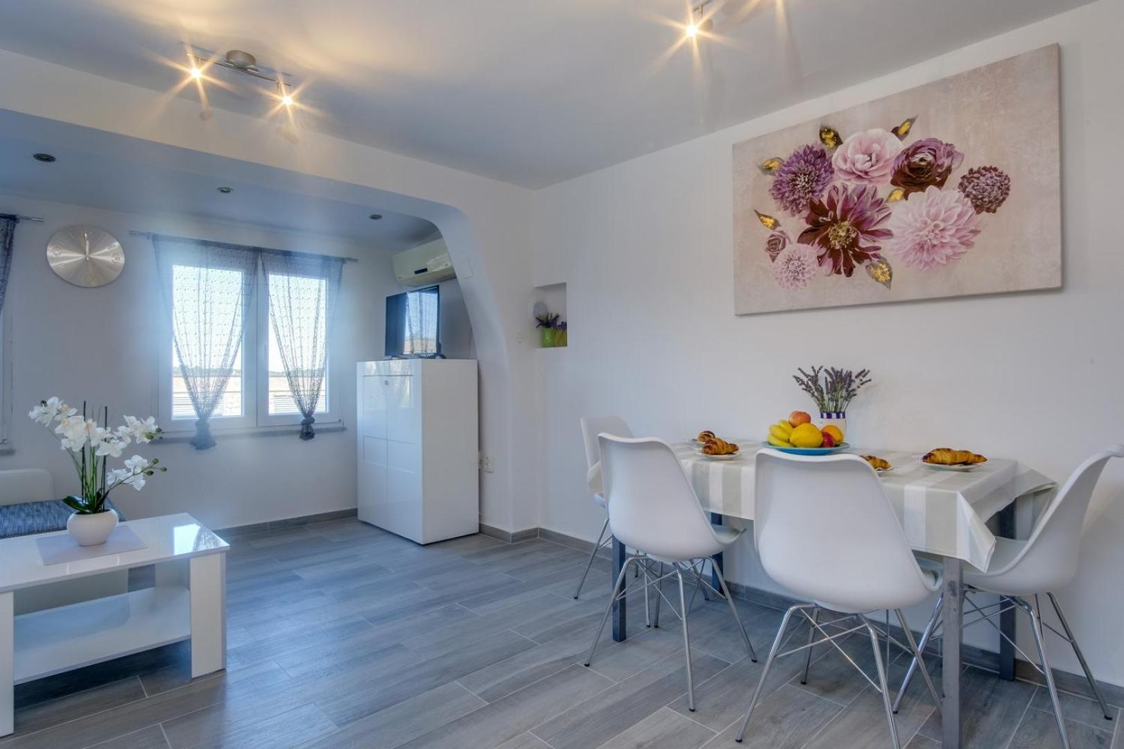 Modern App Pinija with terrace & BBQ, Mali Lošinj