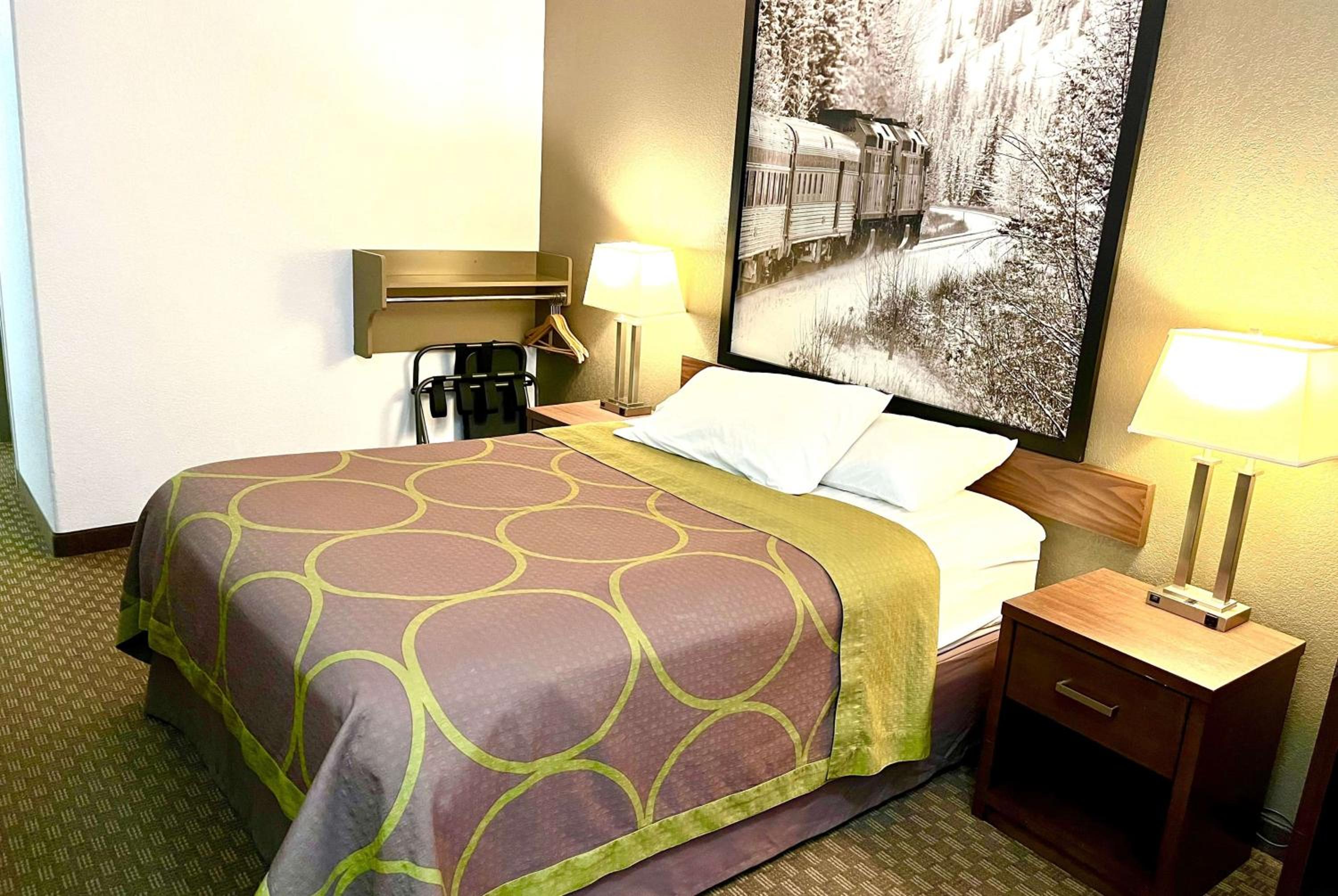 Hinton Vacations - Super 8 by Wyndham Hinton - Property Image 5